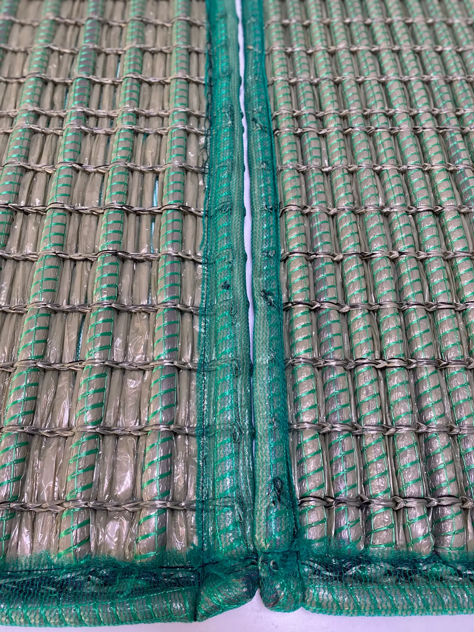Vergleich der FLOHS Trägermaterialien: links Repotex I-2 als Standardmaterial, rechts das tragfähigere Repotex I-3